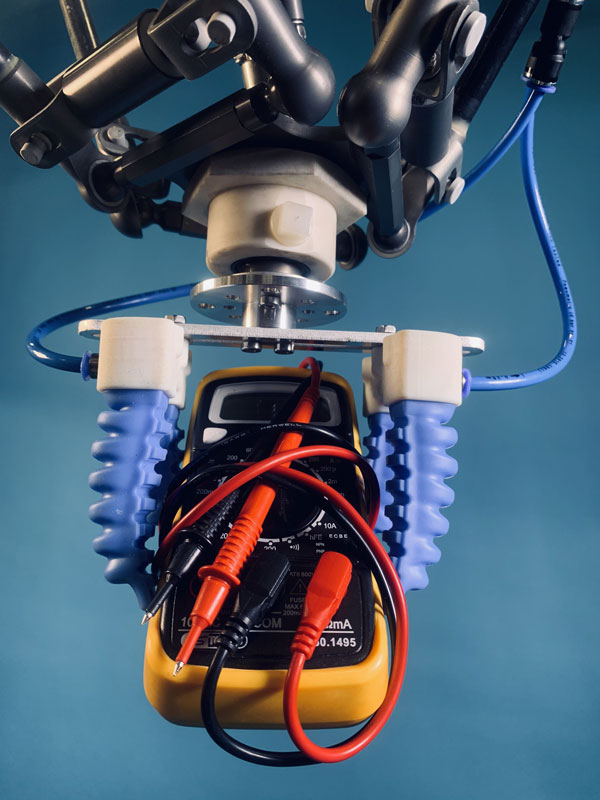 Robotischer SoftActuator hält Elektrogeräte in den Backen